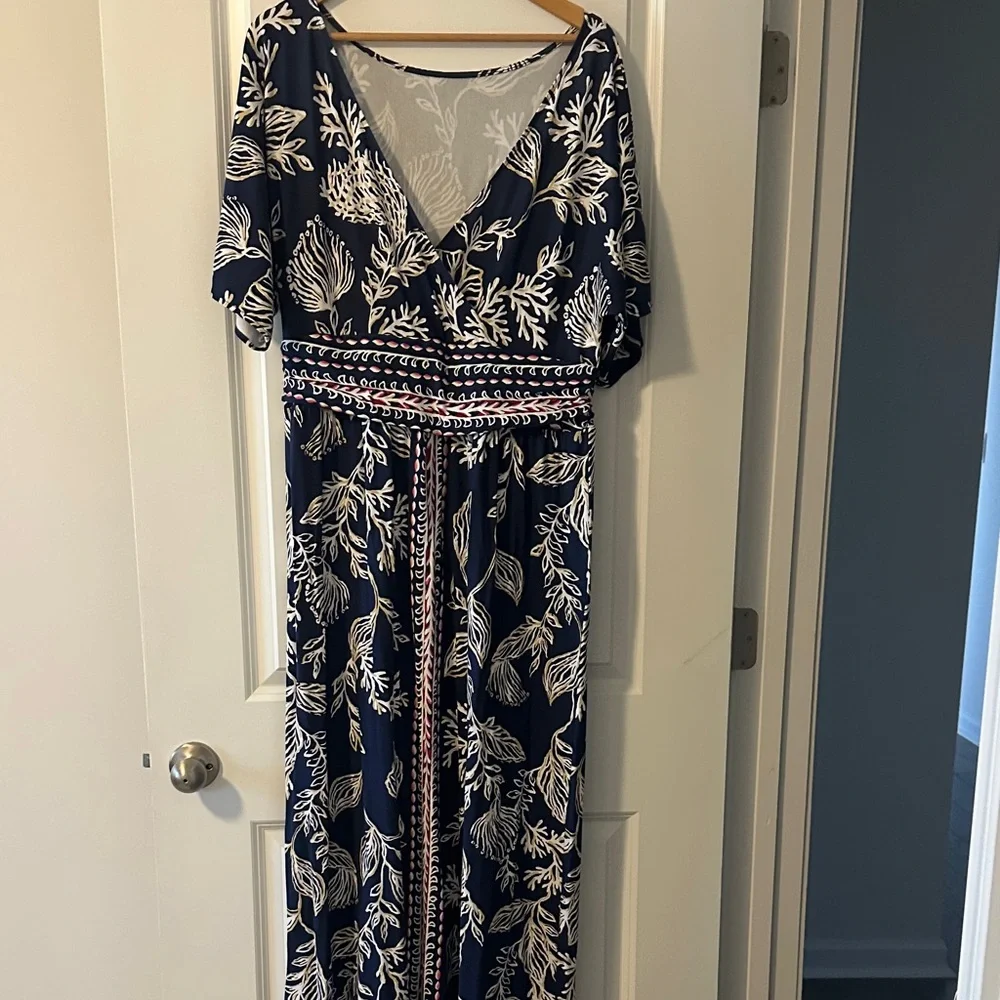 Elegant Navy and White Floral maxi dress. - Picture 3 of 4